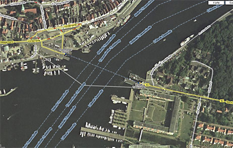 Taktische Informationen? Das Satellitenbild von Google Maps zeigt die Abwasser-Leitung auf dem Grund der Trave.