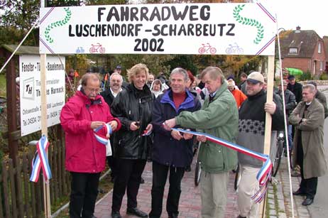 Im November 2002 wurde der Radweg Luschendorf Scharbeutz eingeweiht (Foto). Im November 2006 feierte man in Ratekau dann die Fertigstellung des Radweges nach Groß Timmendorf. Vielleicht kann 2008 ja in Travemünde ein Baustellenband durchschnitten werden…