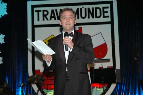Auch das ist Tradition: Hotel-Direktor Oliver Gut hält eine Ansprache vorm überdimensionalen Travemünde-Wappen. Foto: NORMANN