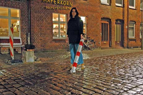 Als Kind hat sie schon in der Jahrmarktstraße gespielt, mit 38 Jahren ist jetzt die Verkehrsberuhigung da, den ihr Vater für sie und ihre Tochter gefordert hat: Friederike Klaßen aus der Jahrmarktstraße. Foto: NORMANN