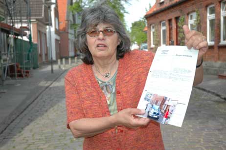 Autos gezählt, Falschparker fotografiert: Anwohnerin Marta Hönack zeigte einen besonders dreisten Falschfahrer im Mai 2006 sogar an. Die alten Häuser und auch die Fußgänger seien durch die Autofahrer gefährdet, argumentierten die Anwohner. Nicht umsonst ist die Jahrmarktstraße eine Fußgängerzone. Naheliegende Lösung: Ein Poller muss her. Foto: NORMANN