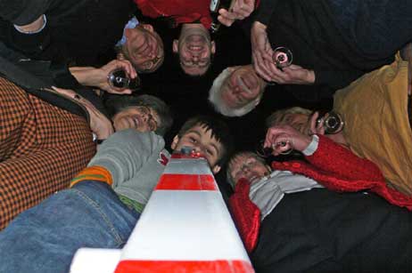 Erinnerungsfoto mit Poller. Einige Partygäste hegten Zweifel, dass das Verkehrszeichen lange steht. Foto: KARL ERHARD VÖGELE