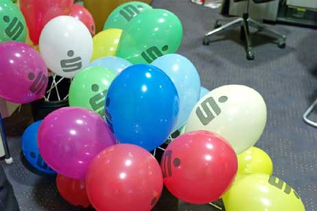 Keine Feier ohne Luftballons: Die Sparkasse ist von den Containern wieder</p><p> in ihre angestammten Räumlichkeiten umgezogen. Foto: KARL ERHARD VÖGELE