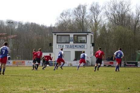 Der Rugwisch-Sportplatz ist vielen Fußball-Fans bestens bekannt, birgt aber natürlich noch westentlich mehr Sport-Möglichkeiten, wie etwa Leichtathletik. Foto: ARCHIV TRAVEMUENDE-AKTUELL.DE