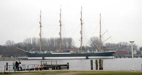 Wer auf die Passat will, muss ab April ein wenig tiefer in die Tasche greifen. Es lohnt sich aber, allein schon für das Gefühl, einmal die Planken eines echten Windjammers unter den Füßen zu haben. Foto: RD