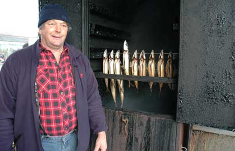 Fischer Harry Lüdtke verrät in unserem Hör-Beitrag, was er zur Zeit im Räucherofen hat. Foto: NORMANN