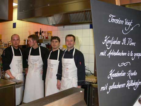 Auch Thorsten Voigt (rechts), Küchenchef des Gourmetrestaurants Buddenbrooks im A-Rosa Travemünde, ließ sich gerne in den Kochtopf schauen. Foto: CLAUDIA SCHMÄING