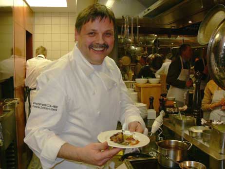 Lutz Niemann aus der Orangerie Timmendorfer Strand erfreute die Feinschmecker </p><p>mit Täubchen, Bulgur, gegrillten Auberginen und Apfel-Leber Crôuton. Foto: CLAUDIA SCHMÄING