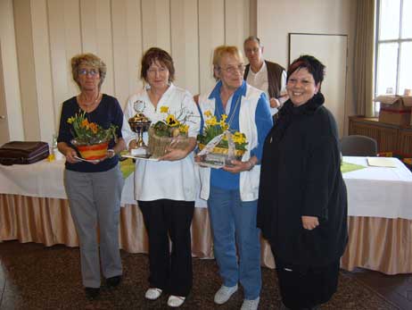 Die strahlenden Siegerinnen: Ute Modrow (3. Platz) Christine Hoffmann (1. Platz) Sünje Müller-Lorenzen (2. Platz) (v.l.). Foto: SKATVERBAND