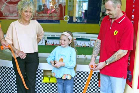 Julia (7) ist Stammgast bei Wally und Bernd, schon seit Kinderwagen-Zeiten. Heute durfte sie das Band für die Slotcar-Rennbahn durchschneiden. Foto: KARL ERHARD VÖGELE