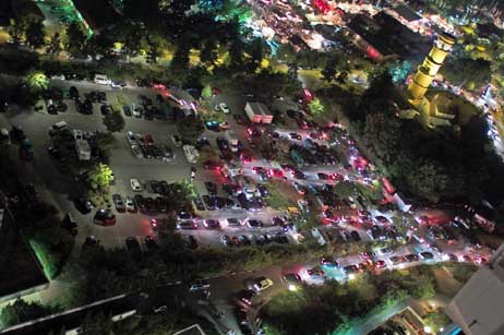 Nach einem Feuerwerk in der Travemünde Woche: stundenlanges Warten war angesagt, um aus Travemünde heraus zu kommen. Wohl dem, der wusste, wo man etwas außerhalb bequem und sogar kostenlos parken und zudem fast problemlos nach Süden oder Norden nach Hause fahren konnte. Foto: KARL ERHARD VÖGELE