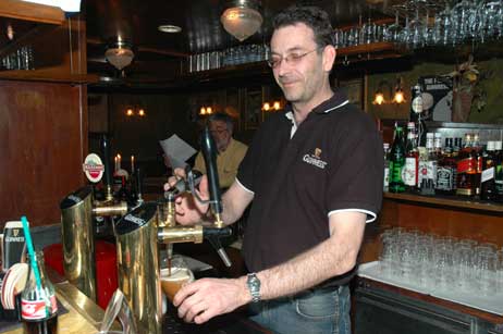 Wirt Paul zapft ein frisches Guinness. Foto: NORMANN
