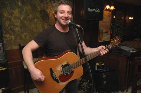 Joe Green spielte gestern in Travemündes irischem Pub. Foto: NORMANN