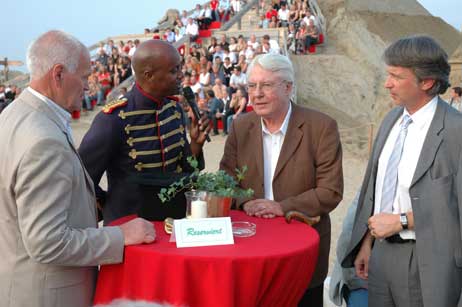Eröffnung der »Sand World 2006«. Der private Betreiber Otto Schlüter, Moderator, Wirtschaftssenator Wolfgang Halbedel und Lübecks Tourismuschef Johann W. Wagner. In diesem Jahr wird die »Sand World« wieder vom Lübecker Tourist-Serivce (HLTS) veranstaltet. Foto: ARCHIV TRAVEMUENDE AKTUELL