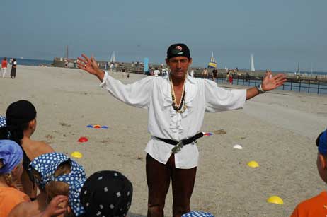 »Alle Piraten hören auf mein Kommando«. Käpt´n Olli sorgt wieder für aufregende Stunden im Piratendorf am Strand und qualifizierte Fitness im Brügmanngarten. Foto: NORMANN