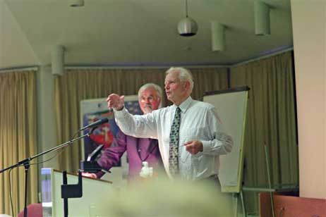 Kapitän i.R. Claus Rabe in seinem Element. Mit lebhafter Gestik begleitet er humorvolle Ausführungen. Foto: KARL ERHARD VÖGELE