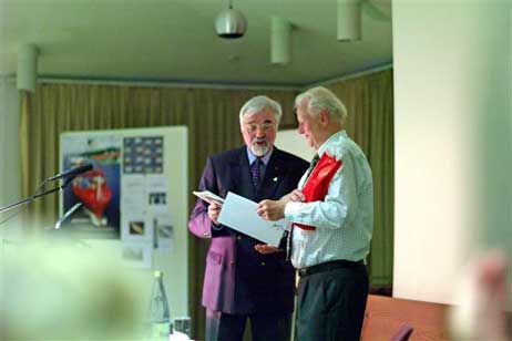 Wie immer erhält der Referent ein von Dr. med. Manfred Kunze ein mit viel Liebe ausgesuchtes Geschenk zur Erinnerung an den Vortragsabend. Foto: KARL ERHARD VÖGELE