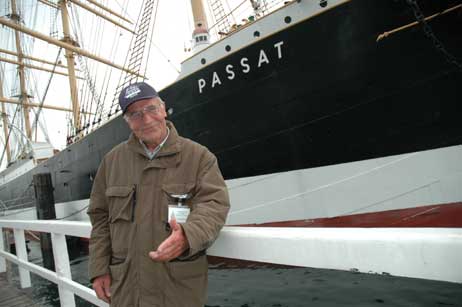 Klaus Grope ist ehemaliges Besatzungsmitglied aus der aktiven Zeit der Passat. Am 20. Mai freut er sich auf besonders viele Besucher auf dem Windjammer, der heute ein Museumsschiff und ein maritimes Wahrzeichen Travemündes ist. Der Eintritt ist frei! Foto: TA