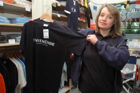 Auch Travemünder Geschäftsleute sind eingeladen, mitzumachen. Mandy Krüger vom »Ostsee-Shop« im Strandbahnhof gibt am 20. Mai auf alle T-Shirts mit »Travemünde« – Aufdruck 20 Prozent Nachlass. Foto: TA