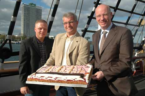 Präsentation für das Tortenfest 2007: Der Veranstaltungsleiter des Kurbetriebs Jan Ehrich, Holger Rathjen und der Geschäftsführer der Bäckerinnung Holstein, Heinz Essel präsentieren schon mal eine der Torten für das Tortenfest 2007: Mit »Passat« – Motiv. Foto: HELGE NORMANN