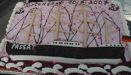 Beim Tortenkunst-Wettbewerb lautet das Thema 2007 »Travemünde«. Da darf natürlich eine Torte mit Passat-Motiv nicht fehlen. Foto: HELGE NORMANN