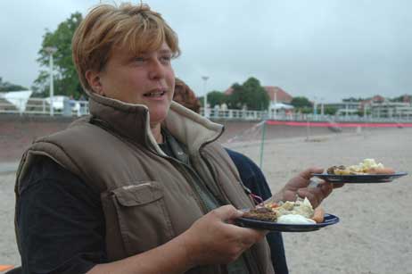 Strandkorbvermieterin Charlotte Seipel organisiert jedes Jahr das Treffen der Pflege-Familien am Travemünder Strand. Foto: HELGE NORMANN
