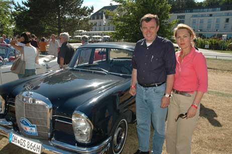Im letzten Jahr bei den »Ostsee-Classics« gesehen: Bad Schwartaus Bürgermeister Gerd Schuberth mit Ehefrau Martina und dem 40 Jahre alten »Mercedes 230 S« der Oldtimer-Freunde aus der Solbadstadt.