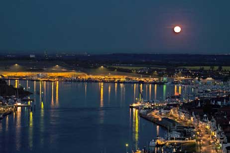 Wenn der Mond aufgeht über Travemünde heißt es für Nachtschwärmer: Wohin? Travemünde Aktuell hat sich mal umgehört. Foto: KARL ERHARD VÖGELE