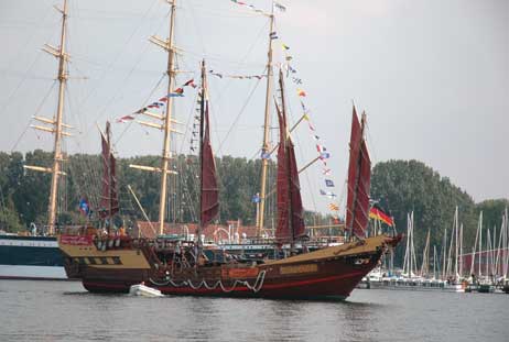Die »Kublai´s Kahn II«, hier bei ihrem Besuch anlässlich der »Baltic Sail 2006« in Travemünde, ist zur »Travemünder Woche 2007« wieder zu Gast im Ostseebad. Foto: ARCHIV TRAVEMUENDE AKTUELL