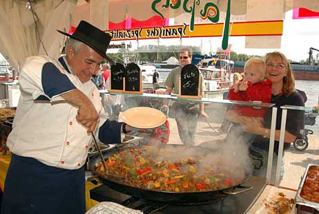 Der Spanier Avelino Garcia Ortega zelebriert die Paella-Pfanne an der Travepromenade. Foto: TRAVEMÜNDER WOCHE