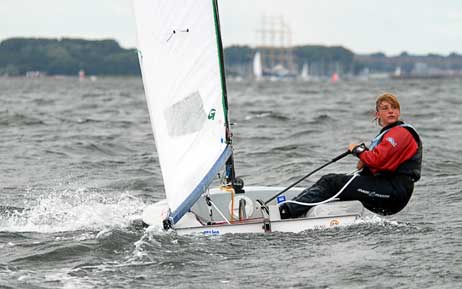 Die neue deutsche Jugendmeisterin in der Europe-Jolle, Tania Tammling aus Heist, vor Travemünde auf dem Weg zum Titel. Foto: TRAVEMÜNDER WOCHE
