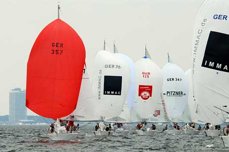 Das Feld der Beneteau 25 bei der deutschen Bestenermittlung mit dem Gesamtführenden Kieler Kai Mares (GER 76) in der Mitte. Foto: TRAVEMÜNDER WOCHE