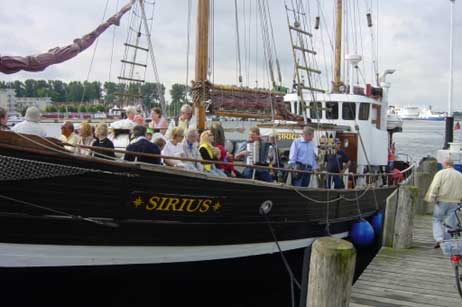 Die Regattabegleitfahrt mit dem Segelschiff »SIRIUS« startete am Ostpreußenkai. Foto: WOLFGANG MOEBIUS