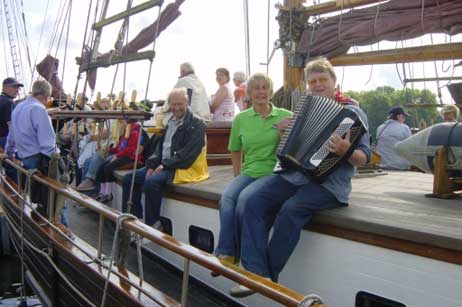 Neben Maren Kirch (Maritim) der Entertainer Peter Loose, der mit seinem Akkordeon für die richtige Stimmung an Bord der »SIRIUS« sorgte.. Foto: WOLFGANG MOEBIUS
