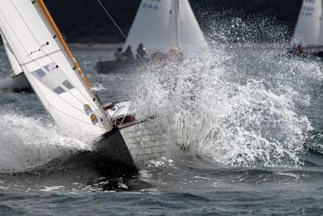 Starkwind mit Sturmböen beutelten die Segler am Freitag auf der 118. Travemünder Woche. Nur die Kielyachten wie die Folkeboote (Foto) trotzten</p><p>den harten Bedingungen. Foto: TRAVEMÜNDER WOCHE