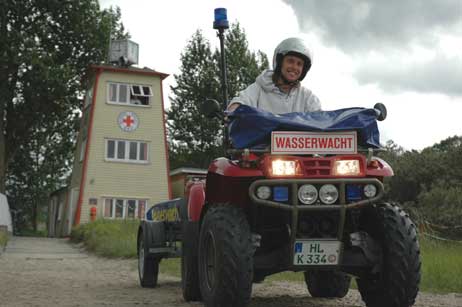 Das »Quad«, ein vierrädriges Motorrad, gehört seit zwei Jahren zur Ausrüstung der DRK-Wasserwacht. Willi Schulz aus Lübeck ist damit im Notfall schnell am Einsatzort auf dem weitläufigen Strand. Foto: HELGE NORMANN