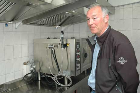 »Mit dem Kombi-Dämpfer können Sie alles machen«, schwärmte Gastronomie-Profi Uwe Bergmann. Auch die Ceran-Kochplatte fand er gut. Und ganz wichtig natürlich eine vernünftige Spülküche. Foto: RD