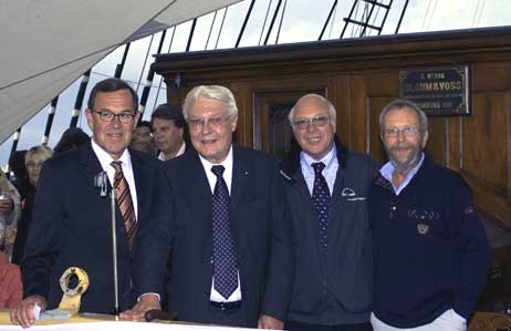 Offizieller Abschluss der Travemünder Woche auf der Passat: (v.li.) Reinhold Hiller, Wolfgang Halbedel, Claus-Dieter Stolze und Rolf Erwert. Foto: JW