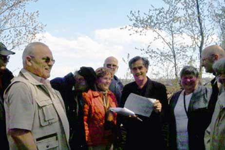 13. Mai 2005: Bürgermeister Bernd Saxe macht sich auf dem Priwall ein Bild von der Lage vor Ort, nimmt von Anwohnerin Marion Lemke-Stark eine Liste mit 501 Unterschriften entgegen. Foto: JW