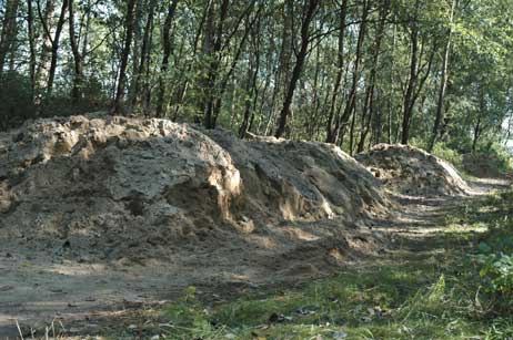 9. Mai 2005: Sandberge für die Befestigung des zusätzlichen Stichweges. Kritiker bemängeln, dass das doch ein Engriff in die Natur sei, den man sich hätte sparen können, wäre der Weg gar nicht erst abgesperrt worden. Foto: ARCHIV TRAVEMUENDE AKTUELL