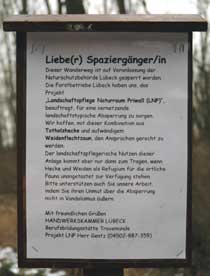 Das Hinweis-Schild am Weidenflechtzaun bleibt nicht lange unversehrt. Durch Vandalismus wird die Anlage immer wieder zerstört. Foto: ARCHIV TA
