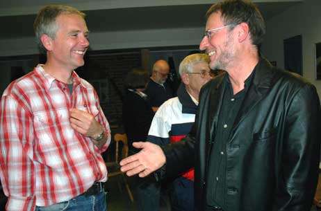 06. Oktober 2005: Nach einer bewegten öffentlichen Sitzung auf dem Priwall kippt die Stimmung: Matthias Braun vom Landschaftspfeleverein Dummersdorfer Ufer (links, mit Frank Lammert) hat die Zuhörer mit einem sehr engagierten Vortrag von seiner Idee eines kleinen Brutgebietes für Seevögel überzeugt. Die brauchen aber eine Wiese als Fluchtraum vor Angreifern. Sonst können sie nicht in Ruhe brüten. Dass es jetzt da wieder an der Realisierung hapert, kann zu dem Zeitpunkt noch niemand ahnen. Foto: ARCHIV TRAVEMUENDE AKTUELL