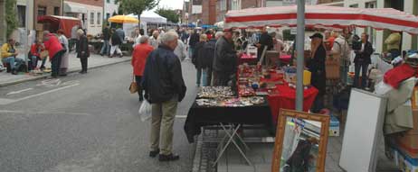 Am Samstag, 11. August, gibt es wieder Flohmarkt-Schnäppchen in der Kurgartenstraße. Foto: ARCHIV TRAVEMUENDE AKTUELL