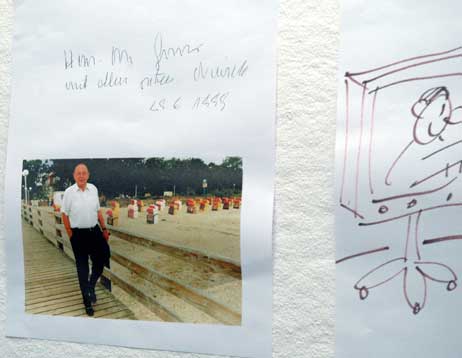 Auf einer Pinnwand ist zu sehen, welche Promis schon den Rosenhof besucht haben. Hans-Dietrich Genscher war zum Beispiel da, um einen Freund zu besuchen. Foto: RD