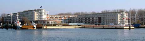 Den Rosenhof (Mecklenburger Landstraße 2-12) gibt es jetzt schon 15 Jahre. Wo heute Senioren eine großartige Aussicht auf die Trave genießen, stand früher eine Werft. Foto: ARCHIV TA
