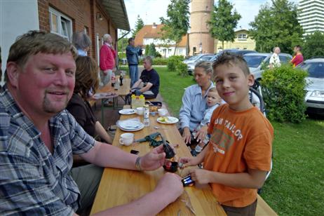Klaus-Peter, Rufzeichen DG8LBB (links), hat im Moment keinen »Dienst« am Funkgerät. Aber Marvin befasst sich bereits mit Elektrotechnik. Er wird sicher in einigen Jahren die Amateurfunkprüfung ablegen und die Tradition des »Light House Funkertages« fortsetzen. Foto: Karl Erhard Vögele