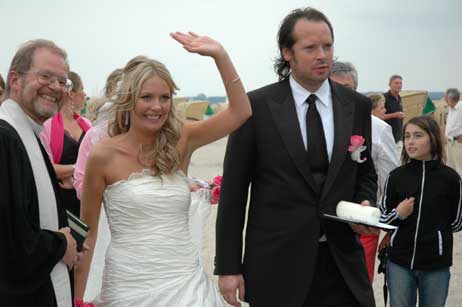 Julia Franziska und Dennis Hass aus Timmendorfer Strand haben heute in Travemünde geheiratet. Foto: RD