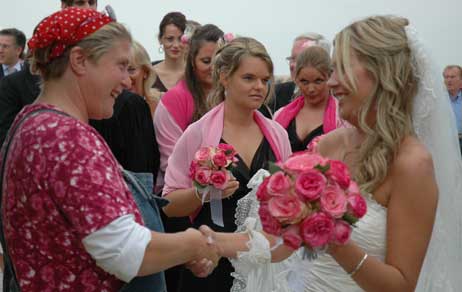Julia Franziska Hass bedankte sich nach der schönen Trauung bei Strandkorbvermieterin Charlotte Seipel. Foto: RD