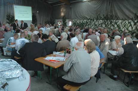 Gut Besucht: Viel mehr hätten auch nicht reingepasst in die Scheune auf dem Evershof. Foto: HELGE NORMANN