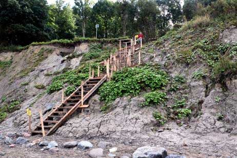 Die Treppe wird im Volksmund bereits »Buddenbrook-Treppe« genannt und hätte das Zeug zur Spaziergänger-Attraktion. Lange wird es sie aber nicht mehr geben: Teile des Treppengeländers fehlen bereits. Foto: KARL ERHARD VÖGELE